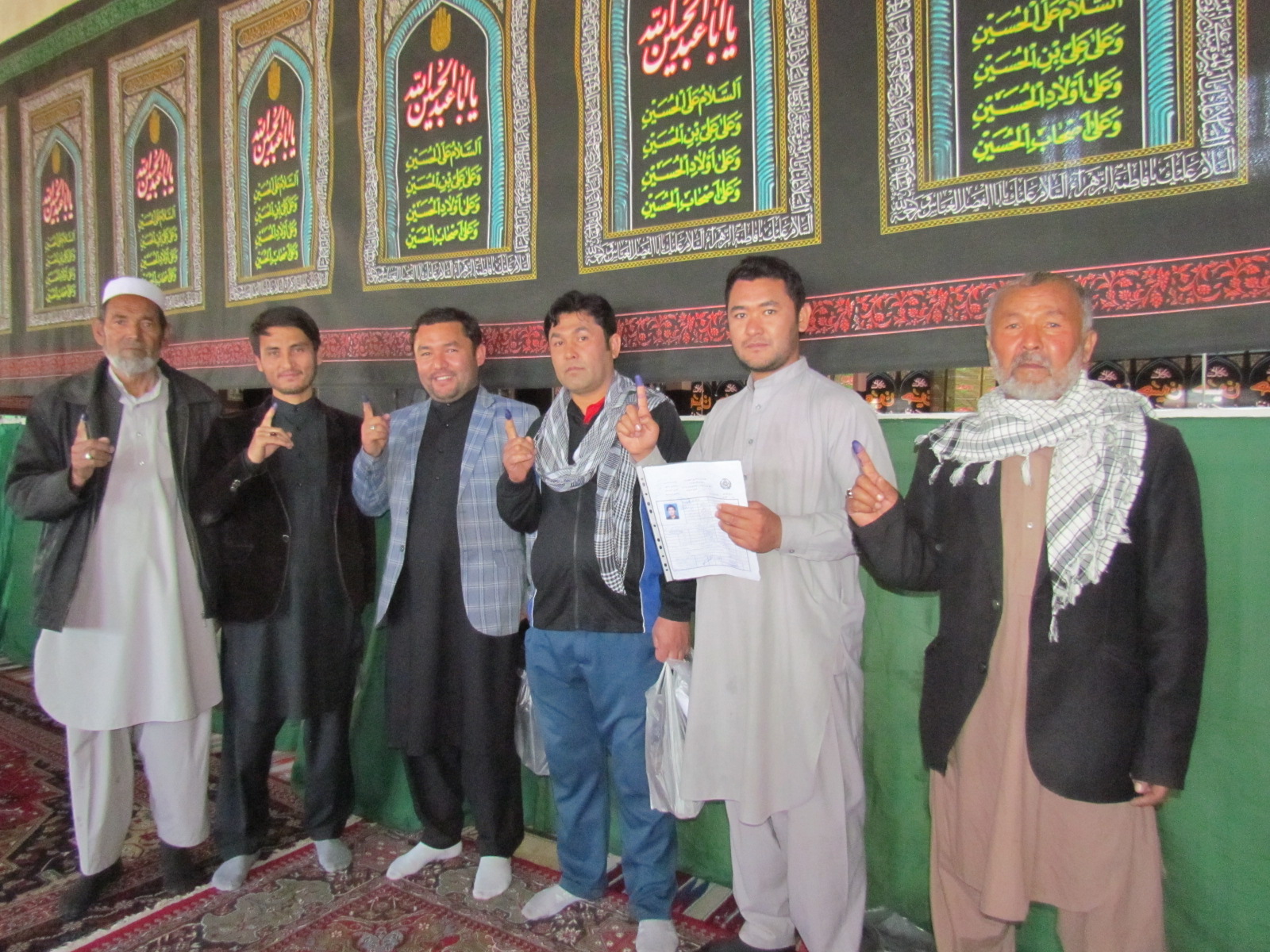 حضور مسئول و اعضای دفتر نمایندگی مرکز فعالیت های فرهنگی اجتماعی تبیان در هرات پای صندوق های راهی دهی