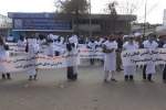معترضان کفن‌پوش، خواستار ارتقای دارالمعلمین سید جمال‌الدین به دانشگاه شدند