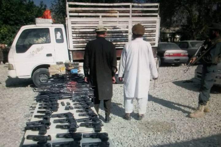 بازداشت دو قاچاقبر سلاح در ننگرهار