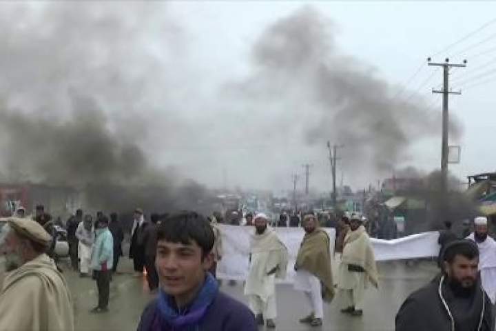 مردم لوگر در اعتراض به تقلب‌های انتخاباتی، شاهراه کابل ـ گردیز را بستند