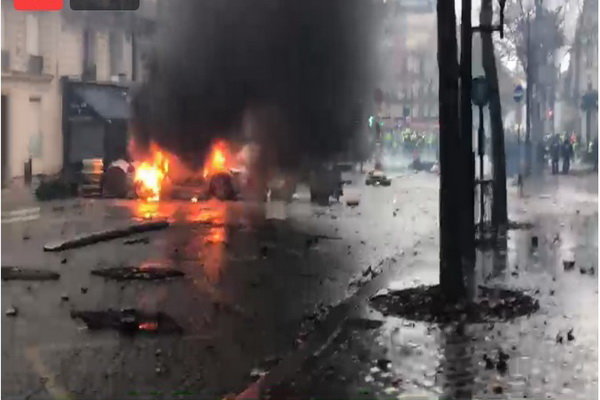 پاریس در آتش می‌سوزد/ معترضان به اطراف کاخ ریاست جمهوری رسیدند