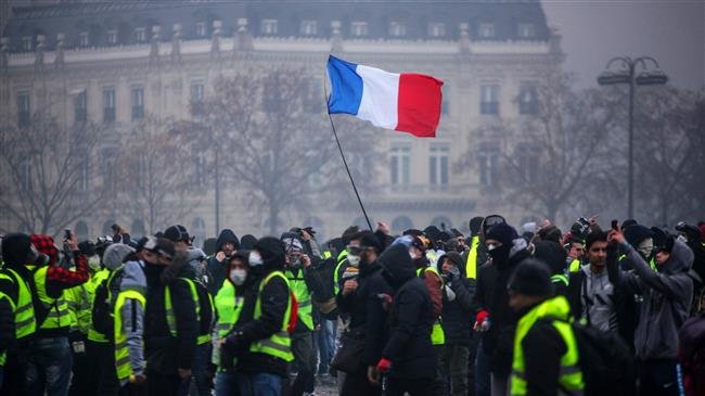 ‘French govt. to suspend fuel tax hikes’ amid raging protests