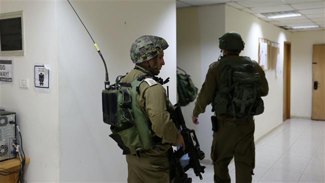 Zionist soldiers raid official Palestinian news agency in Ramallah