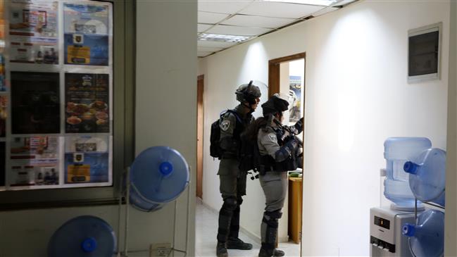 Zionist soldiers raid official Palestinian news agency in Ramallah