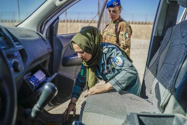 آموزش افسران پولیس زن افغانستان برای تشخیص بمب‌های دست‌ساز