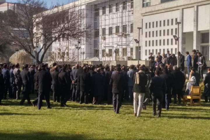 تعدادی از کارمندان وزارت خارجه‌ صبح امروز در مقابل ساختمان این وزارت در کابل دست به اعتراض زده‌اند