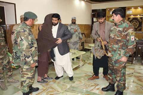 تسلیم شدن یک فرمانده مهم طالبان در هلمند