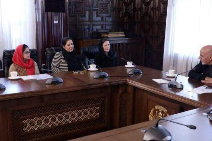 رئیس‌جمهور غنی: امتیاز نشر علامت "ساخت زنان افغان" به اتاق تجارت و صنایع زنان افغانستان داده می‌شود
