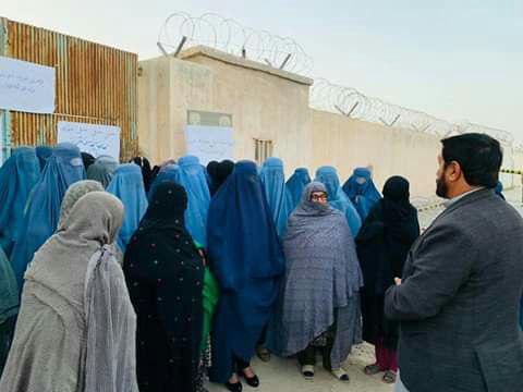 زنان معترض دروازه ریاست امور زنان هلمند را مسدود ساختند