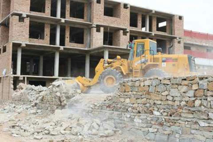 والی ننگرهار: روند تخریب ساختمان‌های بناشده بر زمین‌های غصبی آغاز شده است