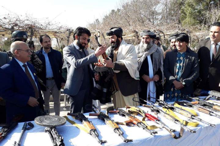 یک قومندان مسلح غیرمسئول در هرات، 20 میل سلاح خود را به امنیت ملی تحویل داد