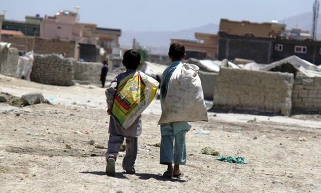 انتقاد شهروندان کابل از افزایش کودکان گدا/ آگاهان: هیچ نهاد حامی کودکان بی‌سرپرست در کشور وجود ندارد