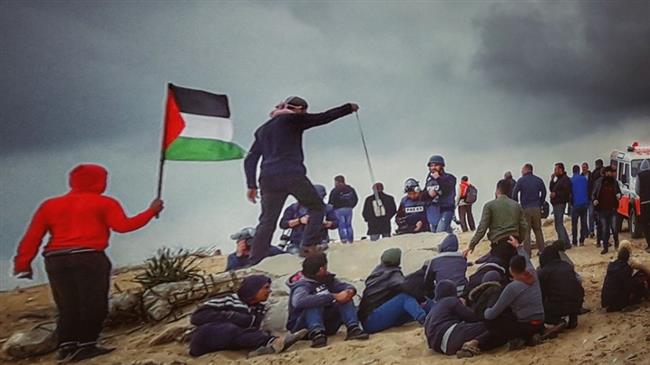 Dozens of Gazans injured during protest against Zionist blockade