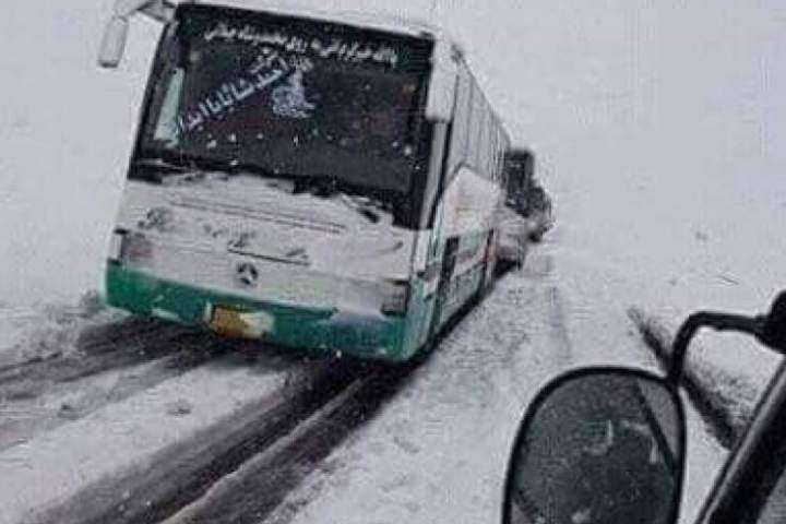 مسافرین و راننده‌هایی که در شاهراه کابل-قندهار گير مانده بودند نجات یافتند