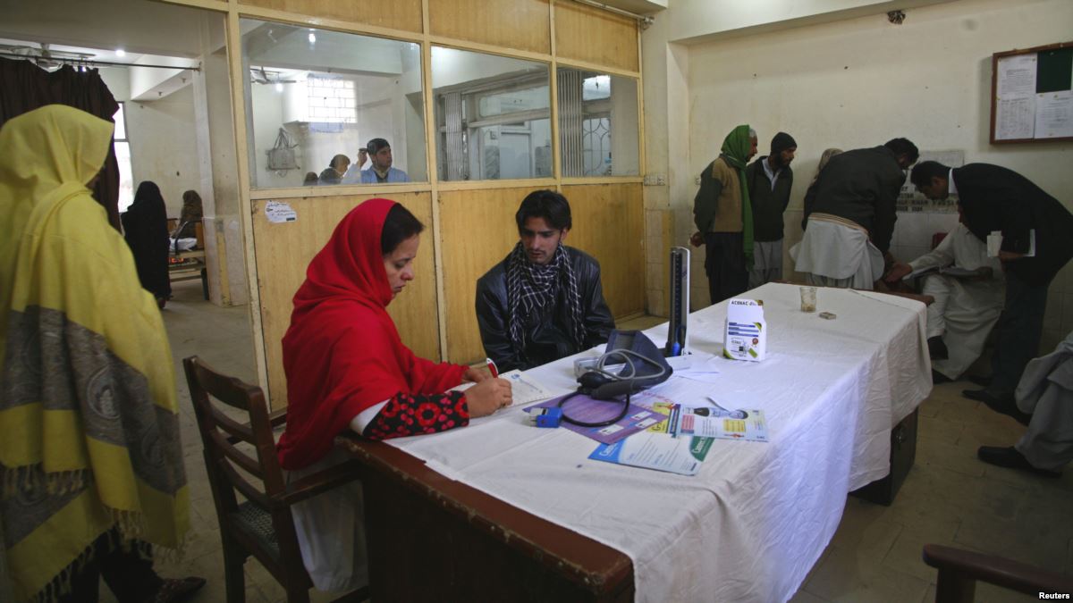 سنگینی تنش پاکستان و هند،  برگُرده بیماران افغانستان
