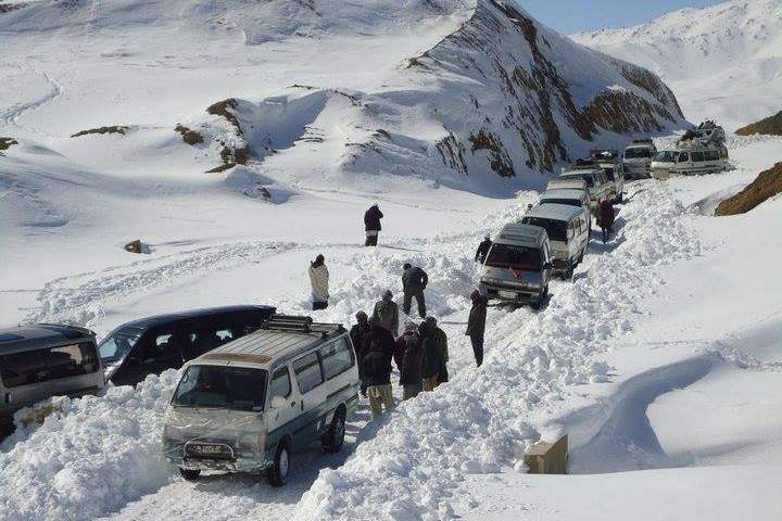 شماری از مسافرین در مسیر بامیان - دایکندی به برف گیرمانده اند