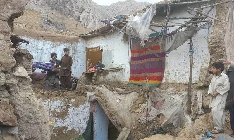 کشته و زخمی شدن ۵ تن در نتیجه فروریختن سقف یک منزل در شهر جلال آباد