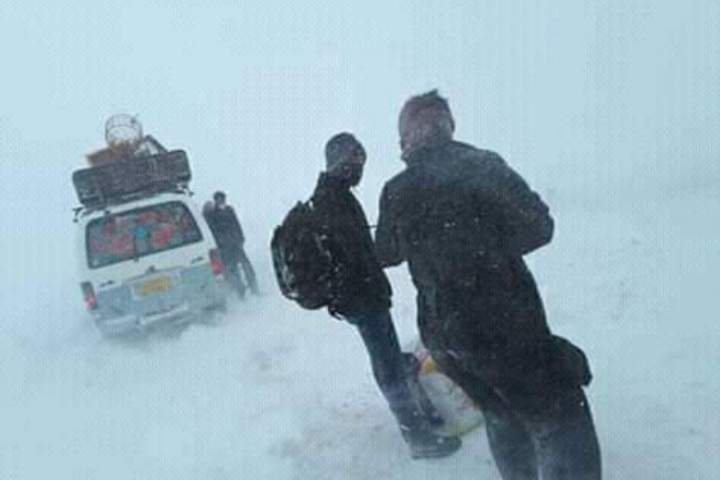 بر اثر طوفان صدها مسافر در کوتل شاتو ولایت بامیان گیر مانده اند