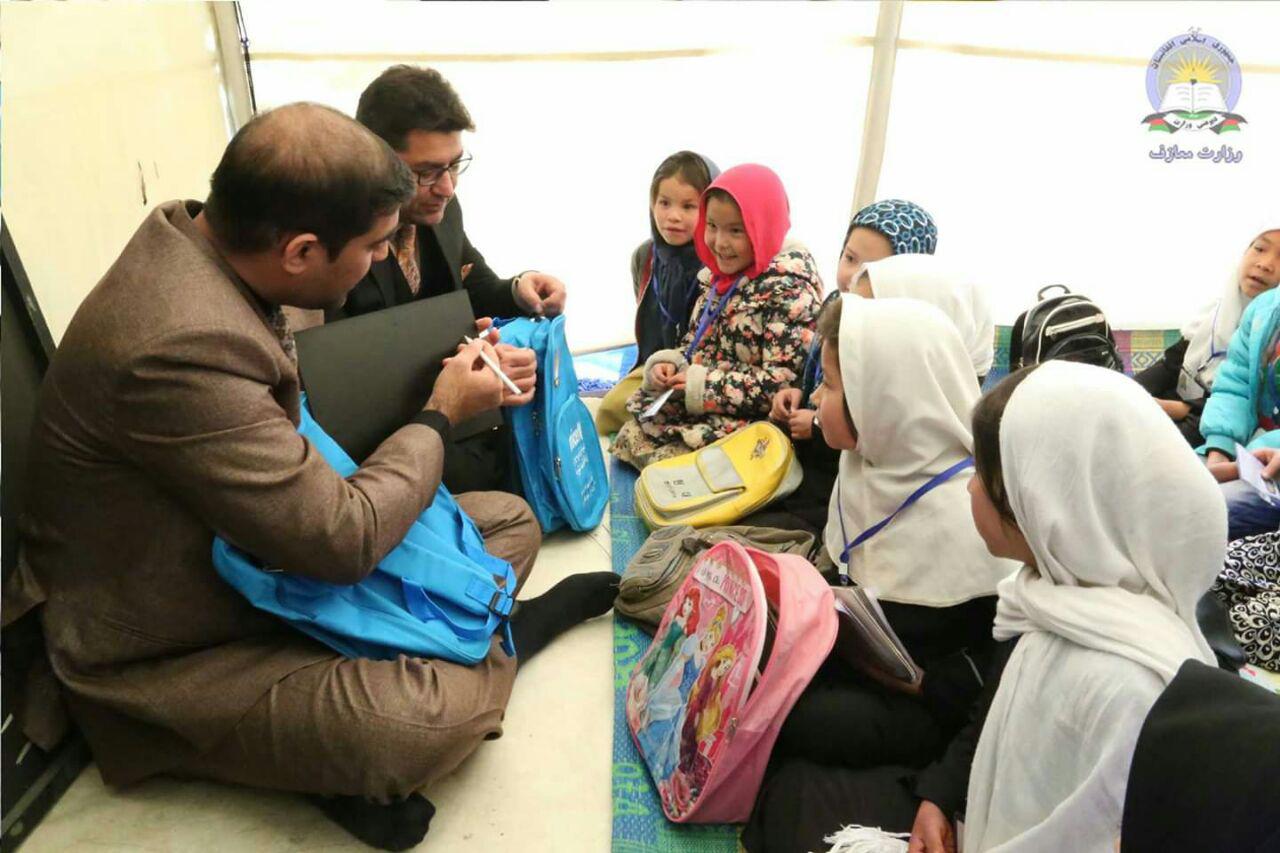 دیدار و گفت‌وگوی دوستانه سرپرست وزارت معارف با شاگردان یک مکتب در غرب کابل