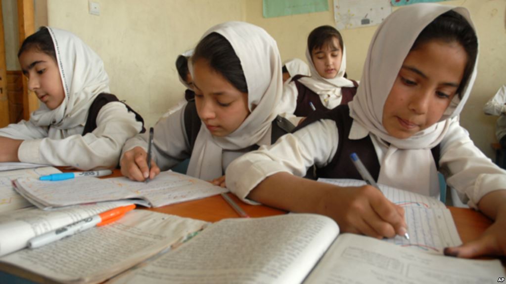مشکلات معارف بادغیس؛ کمبود کتاب‌های درسی، نبود استادان مسلکی و مخالفت‌ طالبان با ادامه آموزش دختران