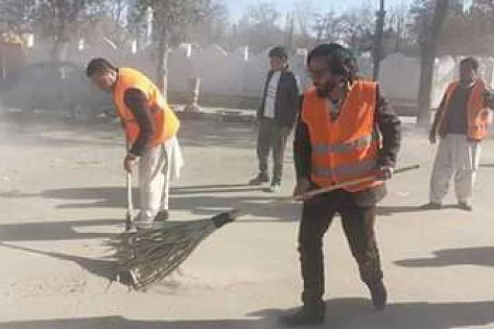 حشر عمومی برای پاکسازی جاده های شهر غزنی از وجود کثافات