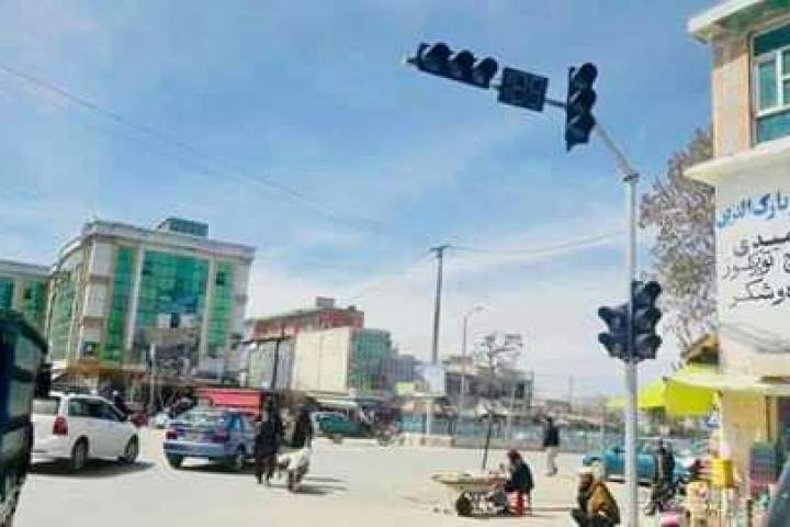 نصب چراغ های ترافیکی در جاده های شهر غزنی آغاز شد