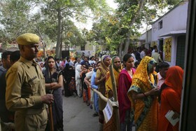 مردم هند در بزرگترین انتخابات پارلمانی جهان به پای صندوق‌های رای رفتند