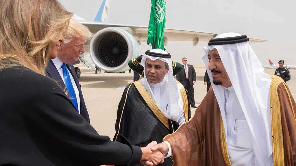 ترامپ ادعا کرد پادشاه عربستان چند بار دست ملانیا را بوسیده است