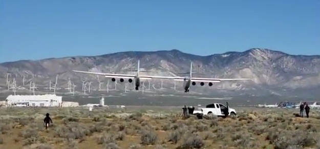 کلیپ/پرواز اولین هواپیمای دو بدنه جهان از فرودگاهی در نزدیکی لس آنجلس  