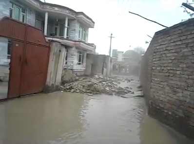 کلیپ/تخریب دیوار یک منزل در نزدیک پل خشک در دشت برچی کابل در پی بارندگی ها و سیلاب های اخیر  