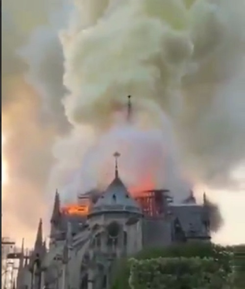 ساختمان ۸۵۰ ساله کلیسای نتردام در مرکز پاریس در آتش سوخت  