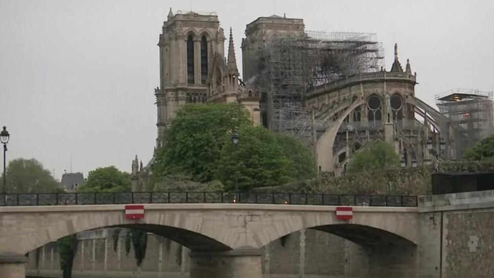 آتش‌سوزی کلیسای نوتردام پاریس مهار شد؛  ماکرون وعدۀ بازسازی داد