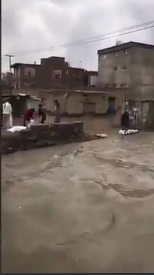 سیل در غرب کابل و تلاش مردم برای جلوگیری از آسیب بیشتر  