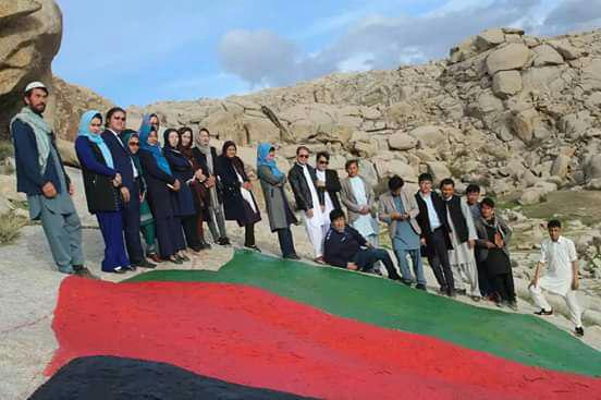 نقش پرچم افغانستان به پیشواز جشنواره فرهنگی گل بادام در دایکندی
