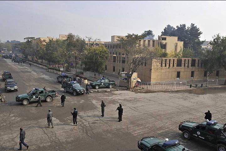 خبر تعقیبی: وقوع انفجار سومی در داخل ساختمان وزارت مخابرات / درگیری ادامه دارد