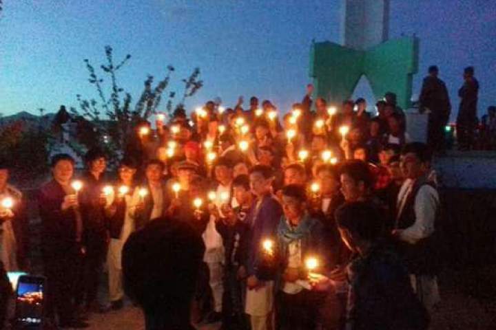 شمع افروزی به مناسبت یاد بود از قربانیان دهم ثور کابل در دایکندی