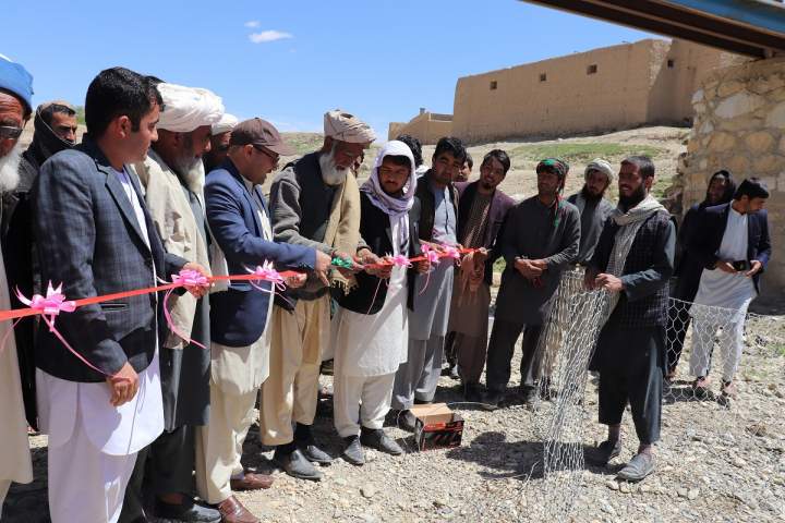 سنگ تهداب یک دیوار استنادی به ارزش ۷ ملیون افغانی در غزنی گذاشته شد