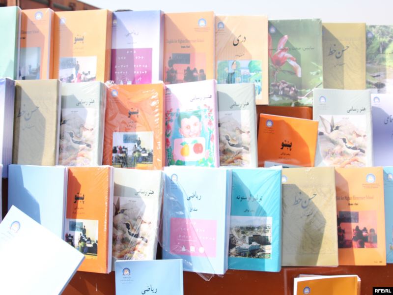 انتقاد از عدم توزیع کتاب در مکاتب و دستور خرید کتاب از بازار