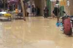 خسارات مالی به دکان‌داران بر اثر جاری شدن سیلاب در یکاولنگ بامیان