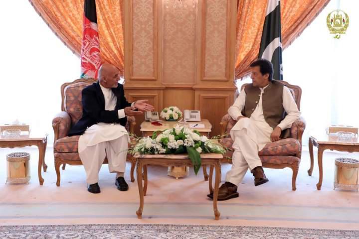 Ashraf Ghani meets Imran Khan on OIC sidelines