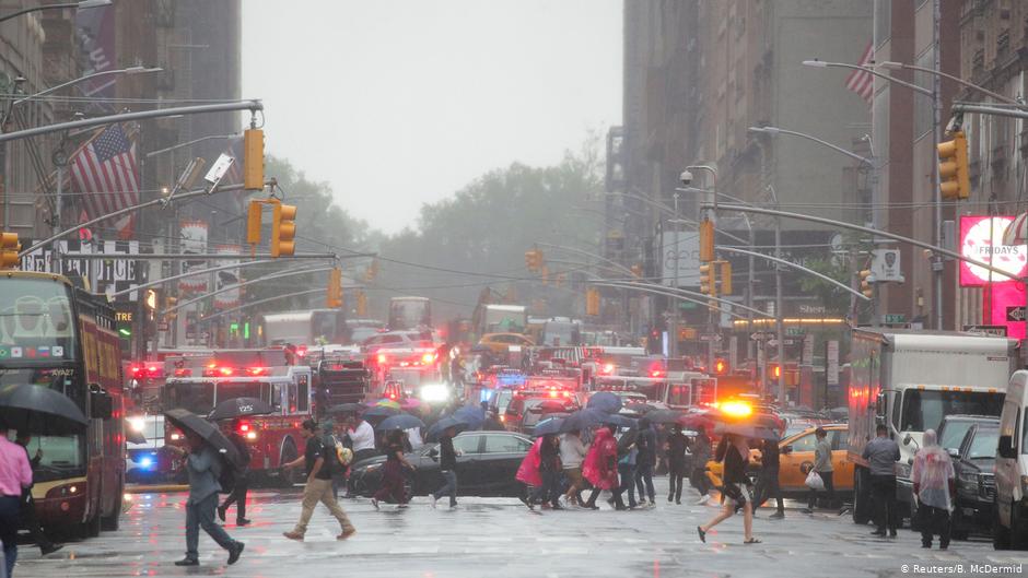 1 dead as chopper crashes on building in New York City