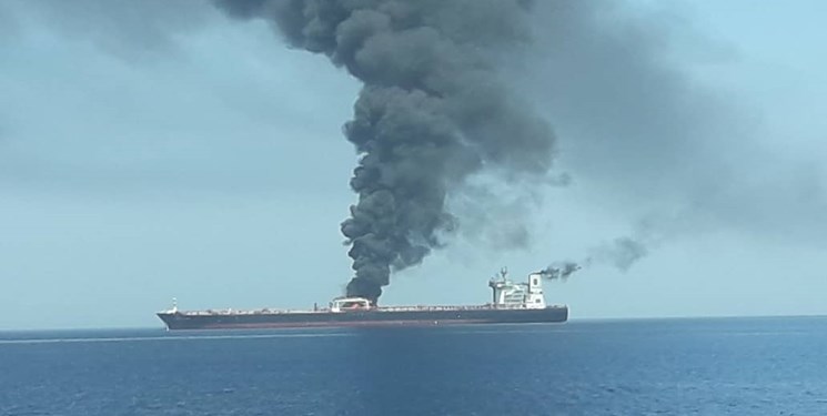 نجات خدمه دو کشتی نفت‌کش آتش گرفته در دریای عمان توسط نیروهای دریایی ایران