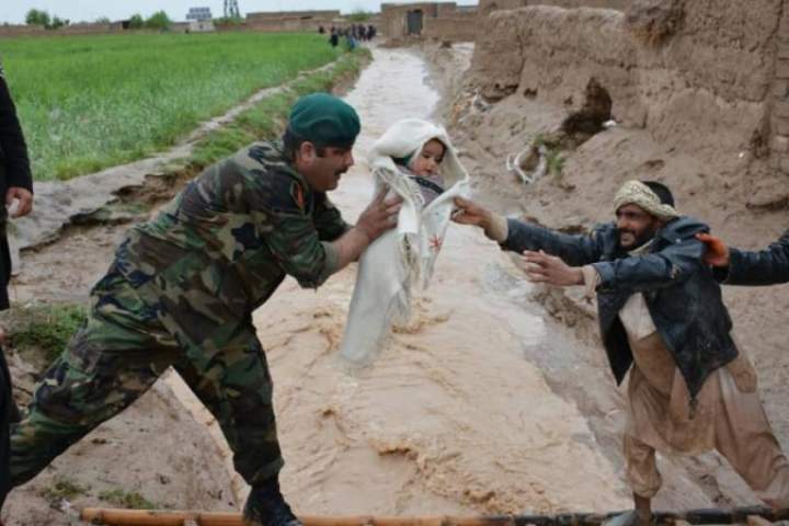 ارسال کمک‌های جمع‌آوری شده به چهار ولسوالی آسیب دیده سیلاب در هرات