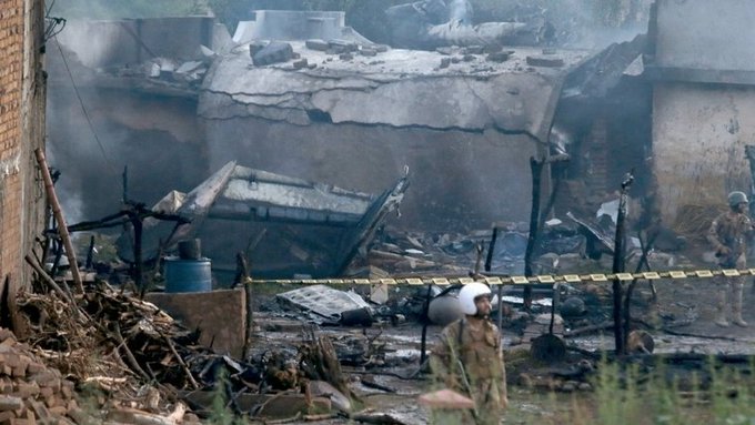 سقوط یک هواپیمای نظامی در پاکستان ۲۹ کشته و زخمی برجا گذاشت