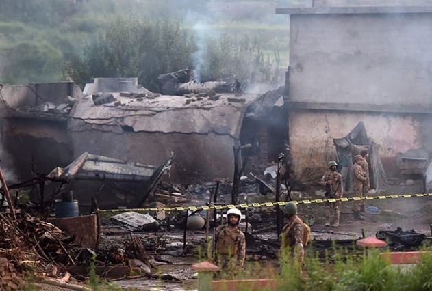 سقوط یک هواپیمای نظامی در پاکستان ۲۹ کشته و زخمی برجا گذاشت