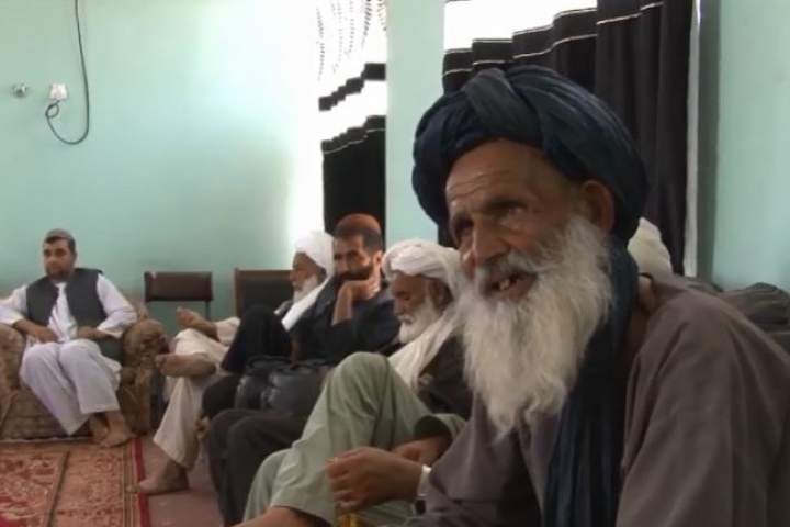ارزګان ځینی اوسېدونکی: طالبانو ۴۵ ملکی وګړی د موټرو کښته او ځان سره بېولی دی