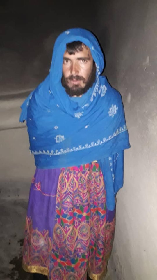 پولیس غزنی یک جنگجوی طالب را با لباس زنانه دستگیر کرد