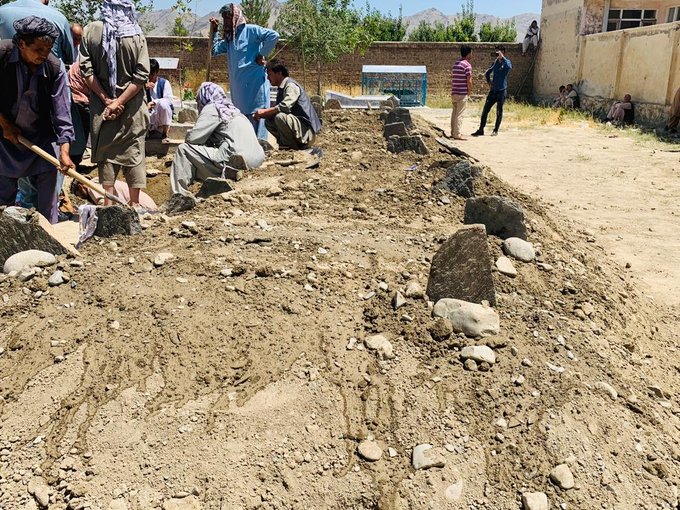 پانزده عضو یک خانواده قربانی حمله تروریستی دیشب کابل بودند که امروز به خاک سپرده شدند