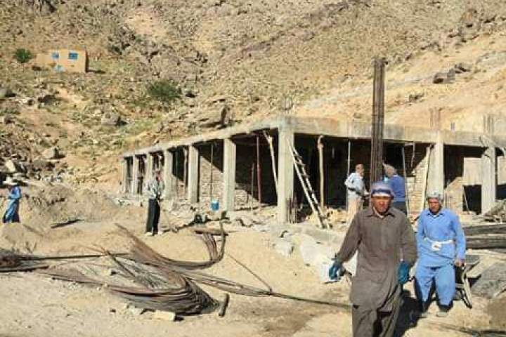 ساخت مکاتب و شفاخانه ها از هزینه مردی در جاغوری و مالستان