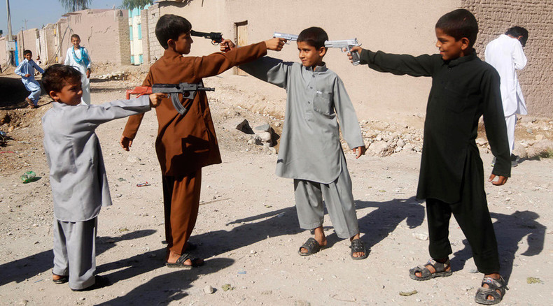 ترویج خشونت و خیانت از طریق سریال‌های تلویزیونی در افغانستان درگیر جنگ